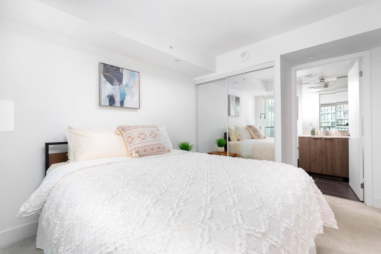 Upscale & Modern 2Bd + Den 2Ba Heart Of Downtown! Toronto Exterior photo