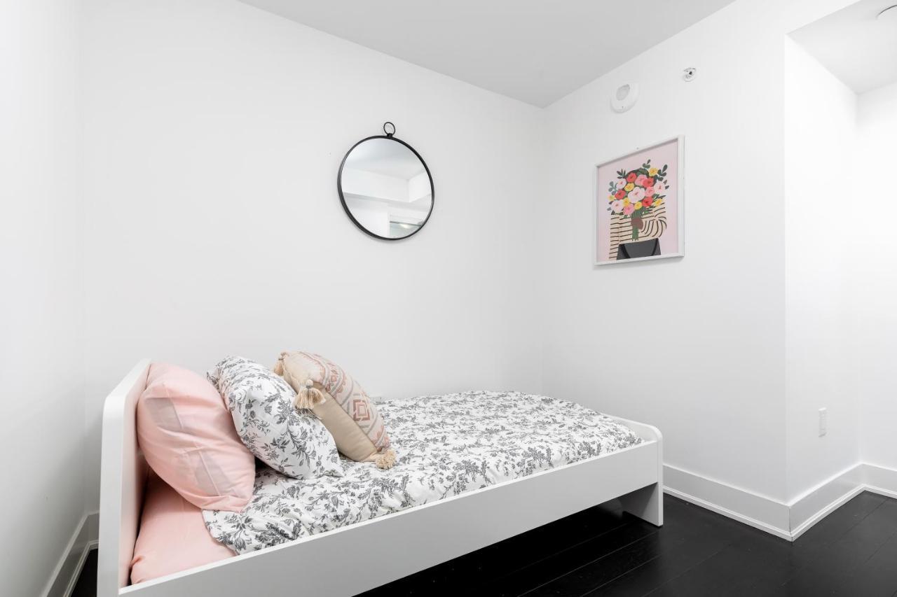 Upscale & Modern 2Bd + Den 2Ba Heart Of Downtown! Toronto Exterior photo