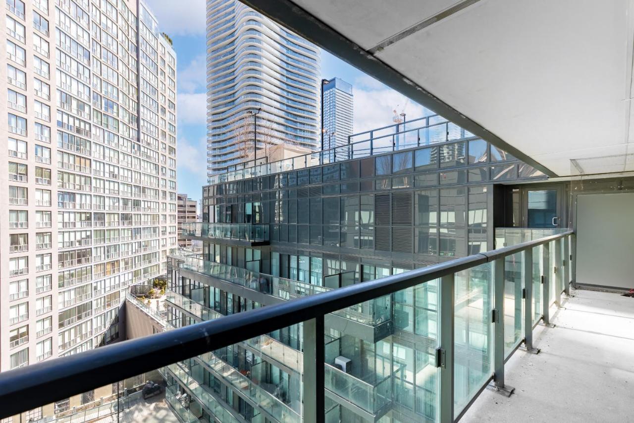Upscale & Modern 2Bd + Den 2Ba Heart Of Downtown! Toronto Exterior photo